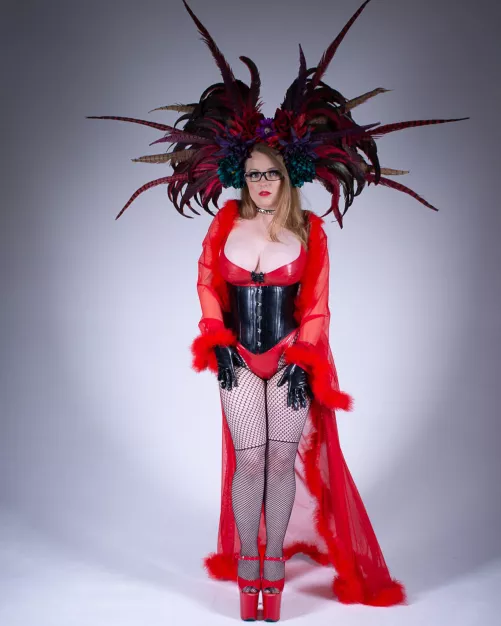 Carnival, but make it latex 😍 Name a better pairing than latex and feathers! 💋