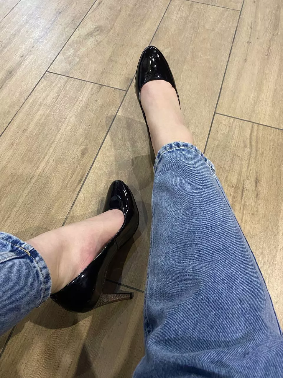 Classy heels and jeans are always the best desicion