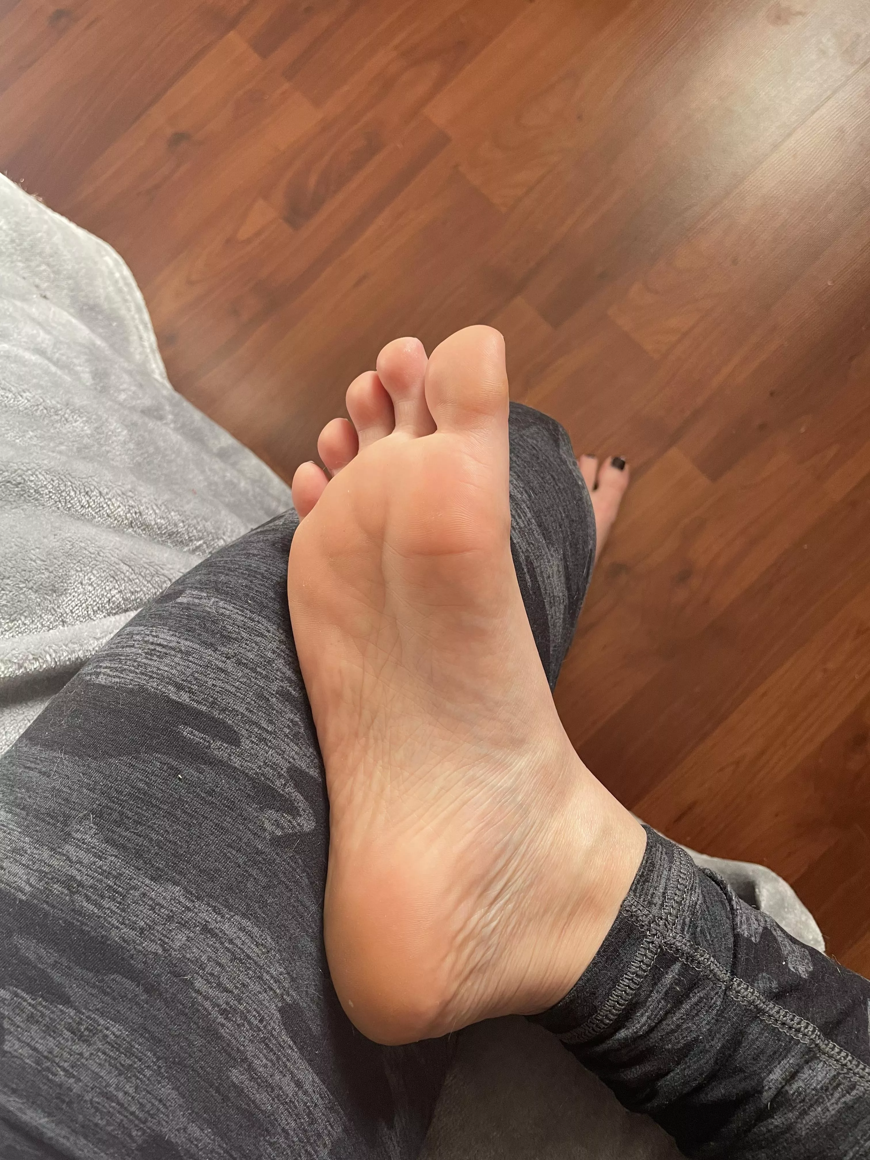 Come oil these soles and toes up😆