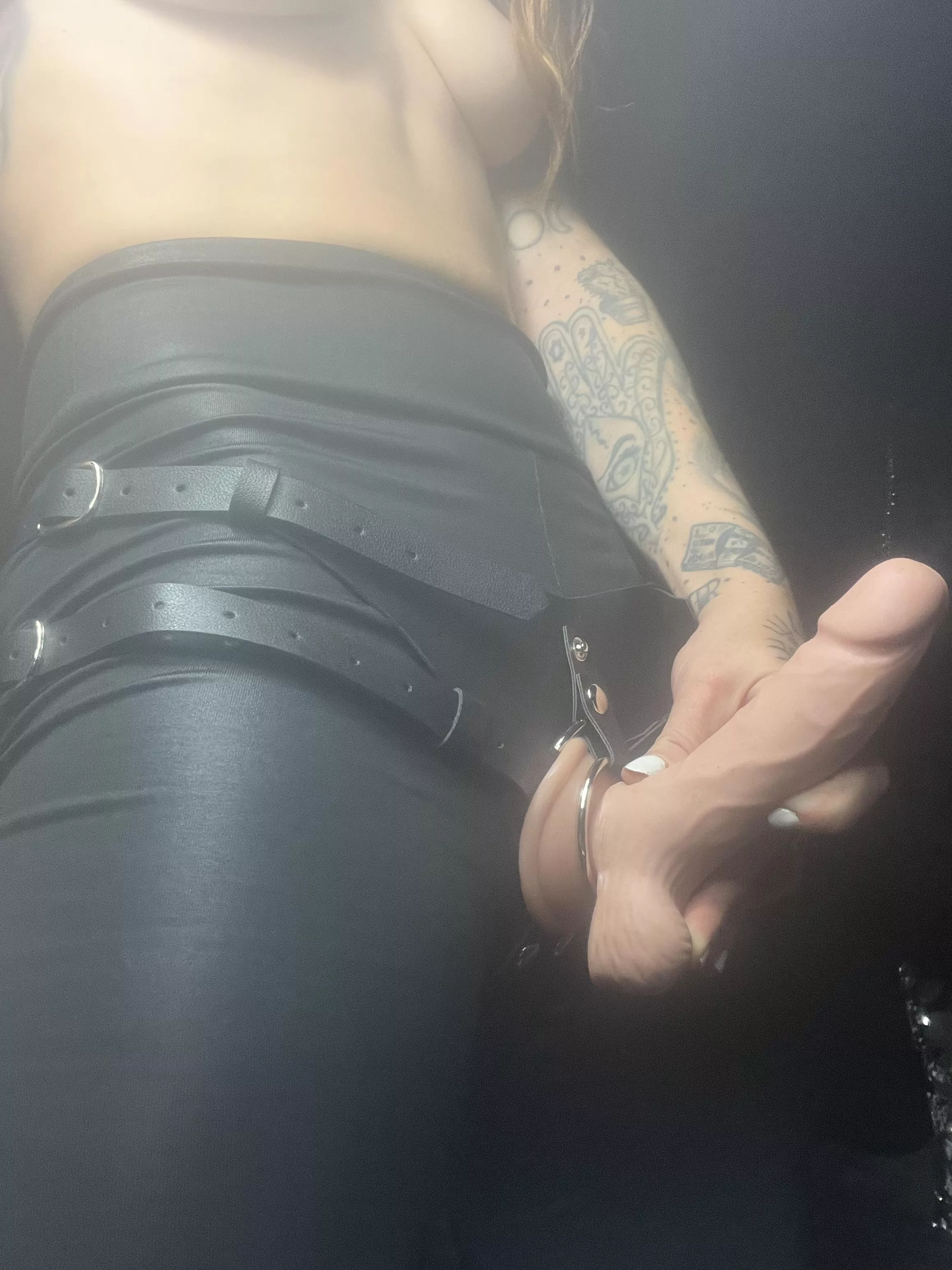 come slurp an suck on my Strap , today.. as a sloppy , slutty Birthday present 💝