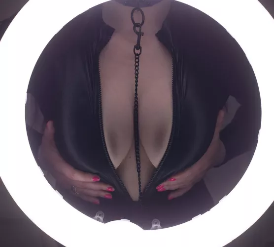 [domme] I will not give you attention. It’s your job to send, worship and obey. You’re too pathetic to deserve any of my affection. Stupid beta cucks only get to look and crave indefinitely.