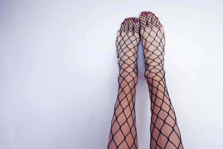 Feeling comfy in fishnets👣