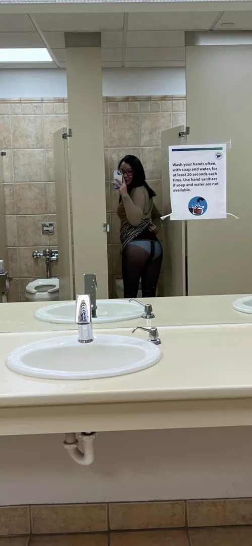 Had to be quick, a girl was in the stall next to me 🤫