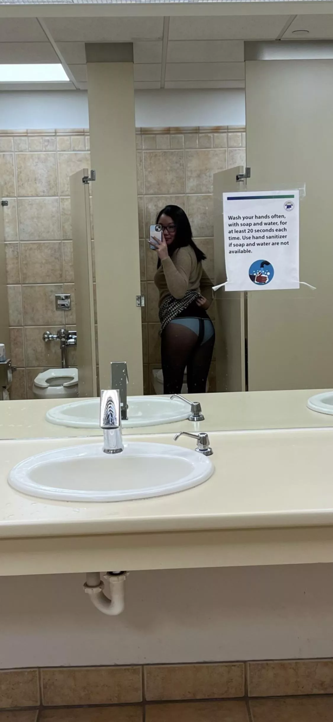 Had to be quick, a girl was in the stall next to me 🤫