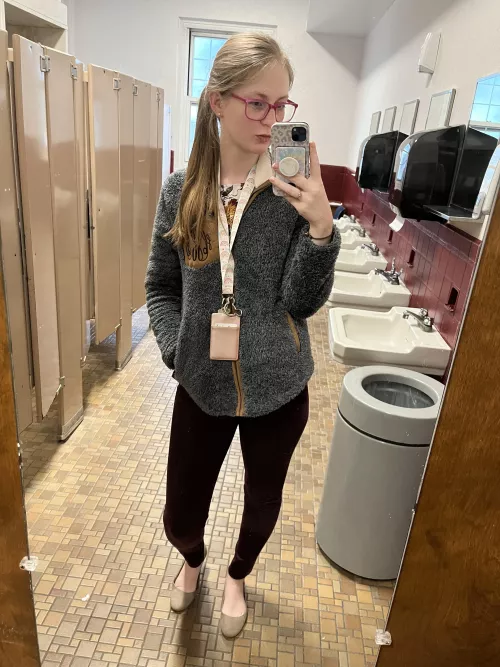 Happy Tuesday from my work bathroom, message me to keep me entertained 😇
