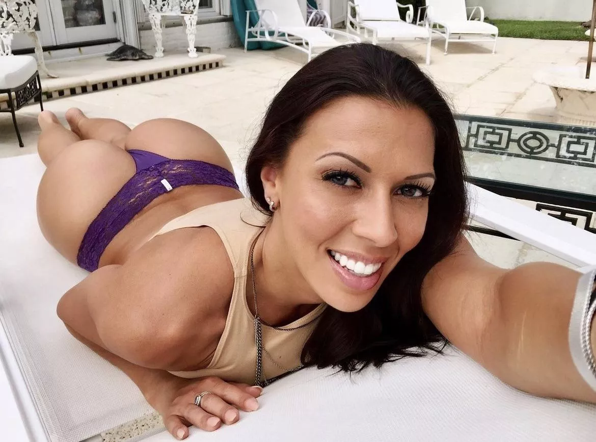 Her big ass and smile 😍