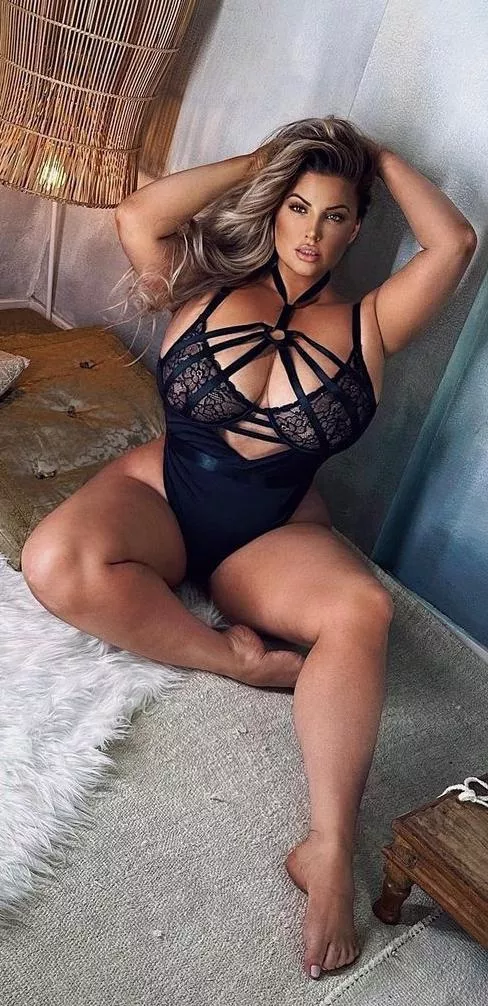 I do enjoy the thicc blondes