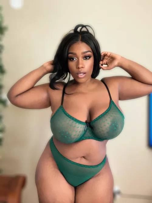 I’m ready to put on a show for you😈💚