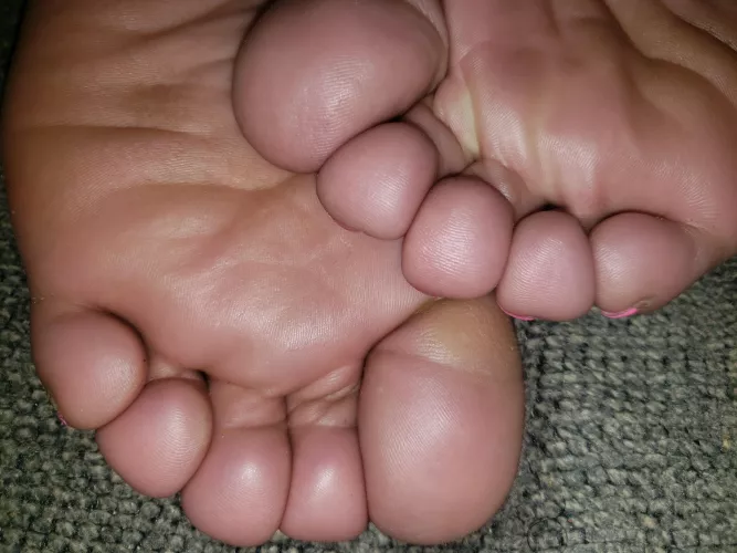 Kiss my toes daddy 😴😴😴