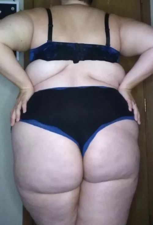 leave a hand print on my ass please 🍑🍑🍑