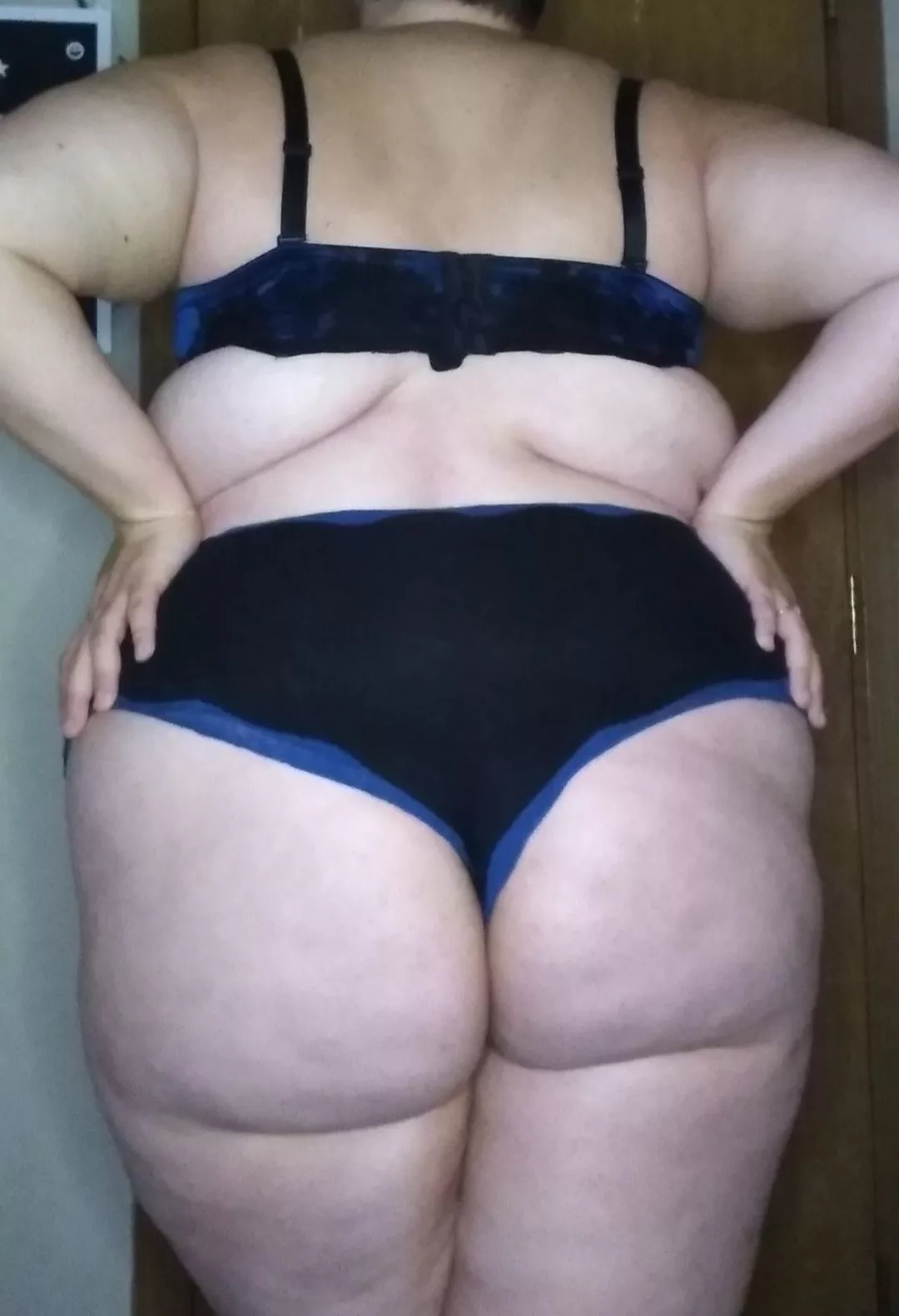 leave a hand print on my ass please 🍑🍑🍑