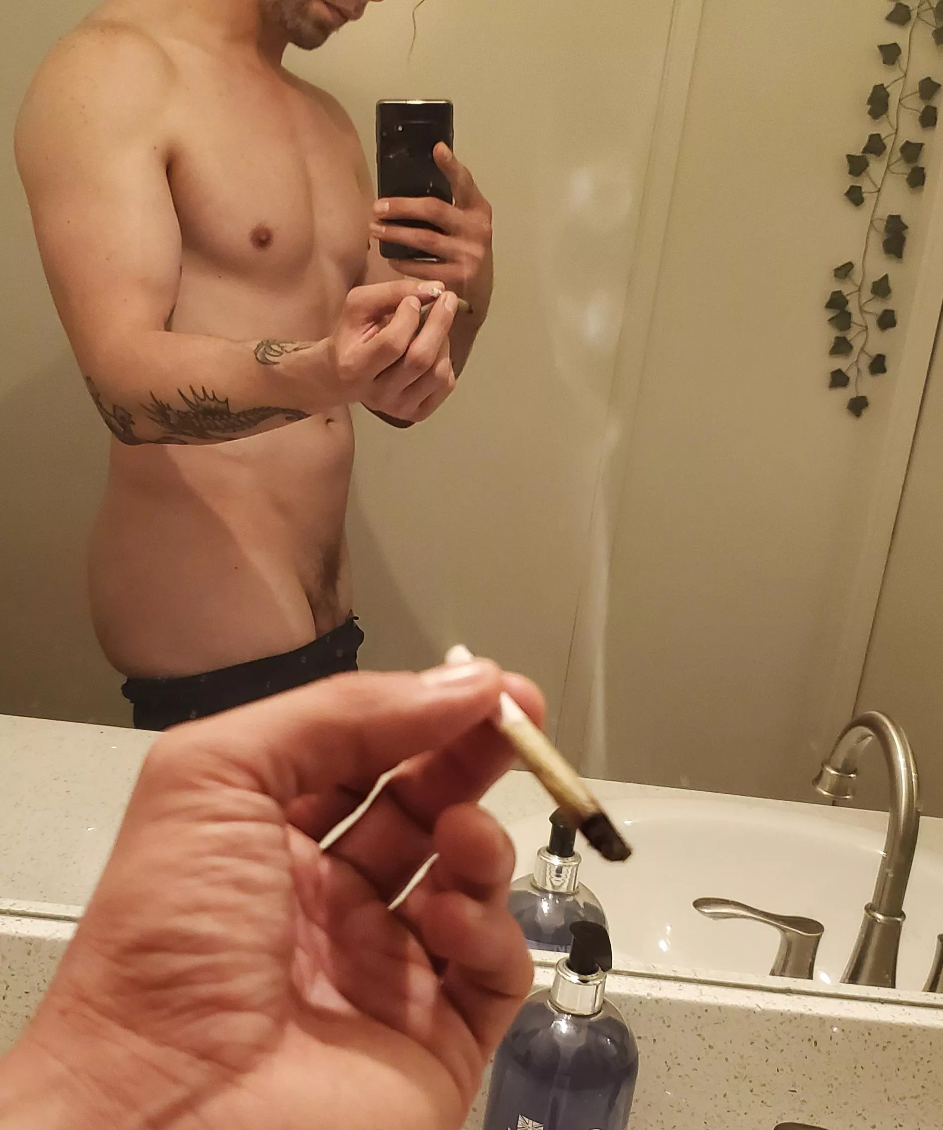 On (M)onday I train legs then smoke yo relax. Wanna train with me?