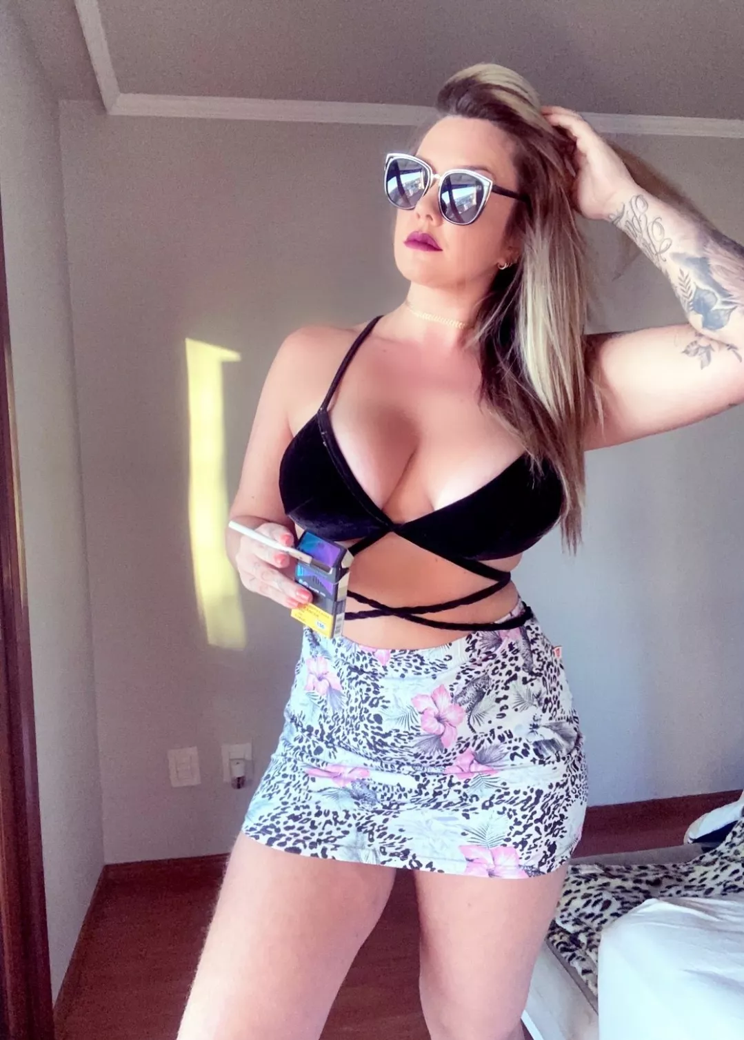 Ppl usually dont like mondays. I do, always a new chance to do something diferent, like , inviting me for a smoke in some nice place. Do you enjoy my monday outfit? 🥰😍