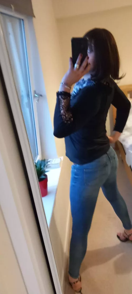 This pose tho 👌 I just discovered putting my legs wide apart makes me look a bit sluttier than usual