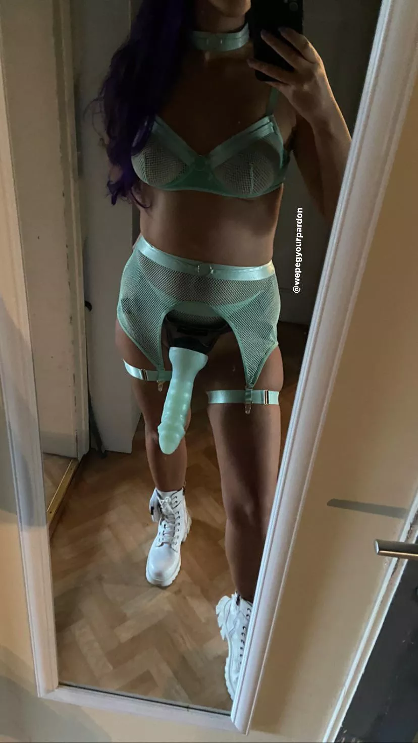 Want me to probe you with my alien girl dick? 👽🍆