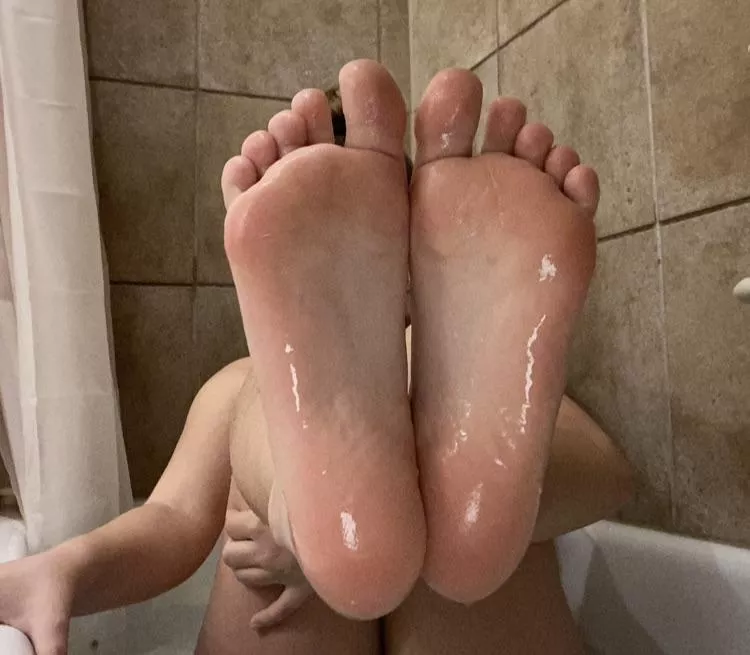wet soles in the bath 🛁❤️