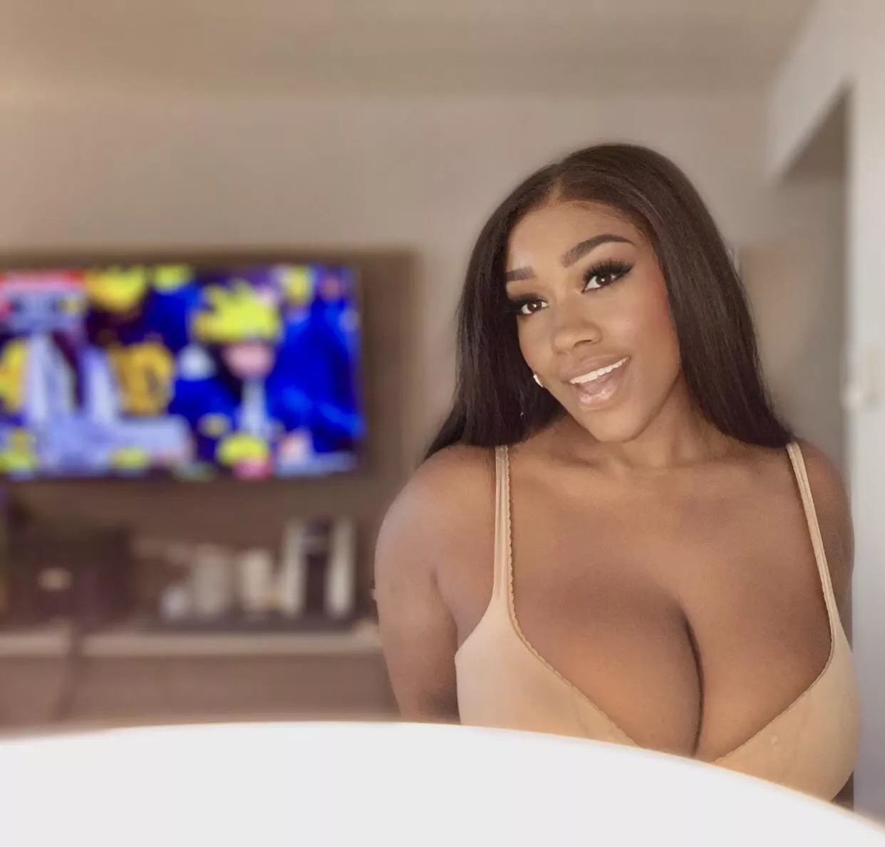 would u pay attention to me or ignore me for the football game daddy??😩👸🏾💕