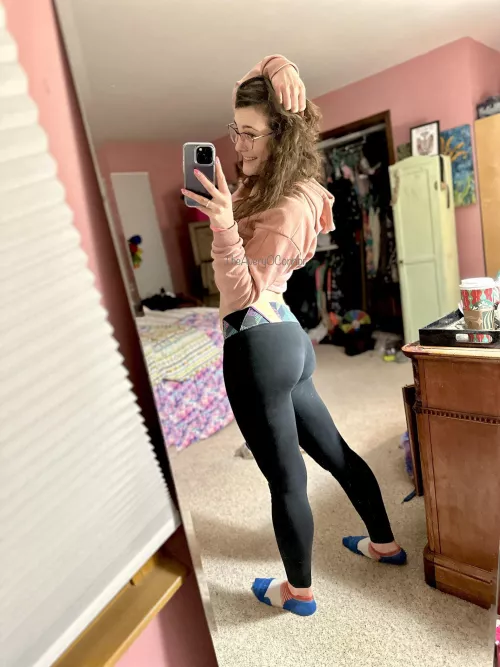 You can see a very faint thong line, if you zoom in