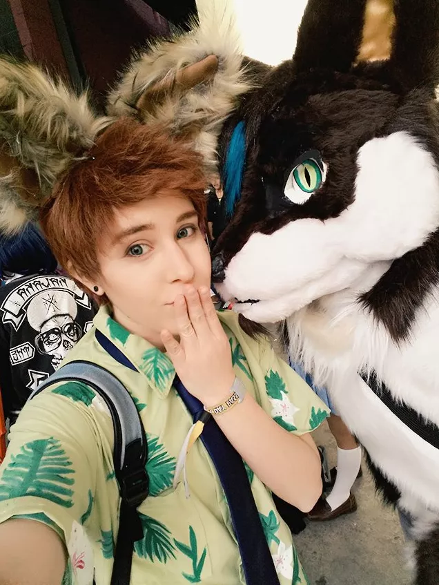 an old photo of why i became i a furry. i met this awesome person when i was dressed as nick wilde and she wanted to take selfie with me and invited me for ice cream. she was super friendly and made me love furries <3