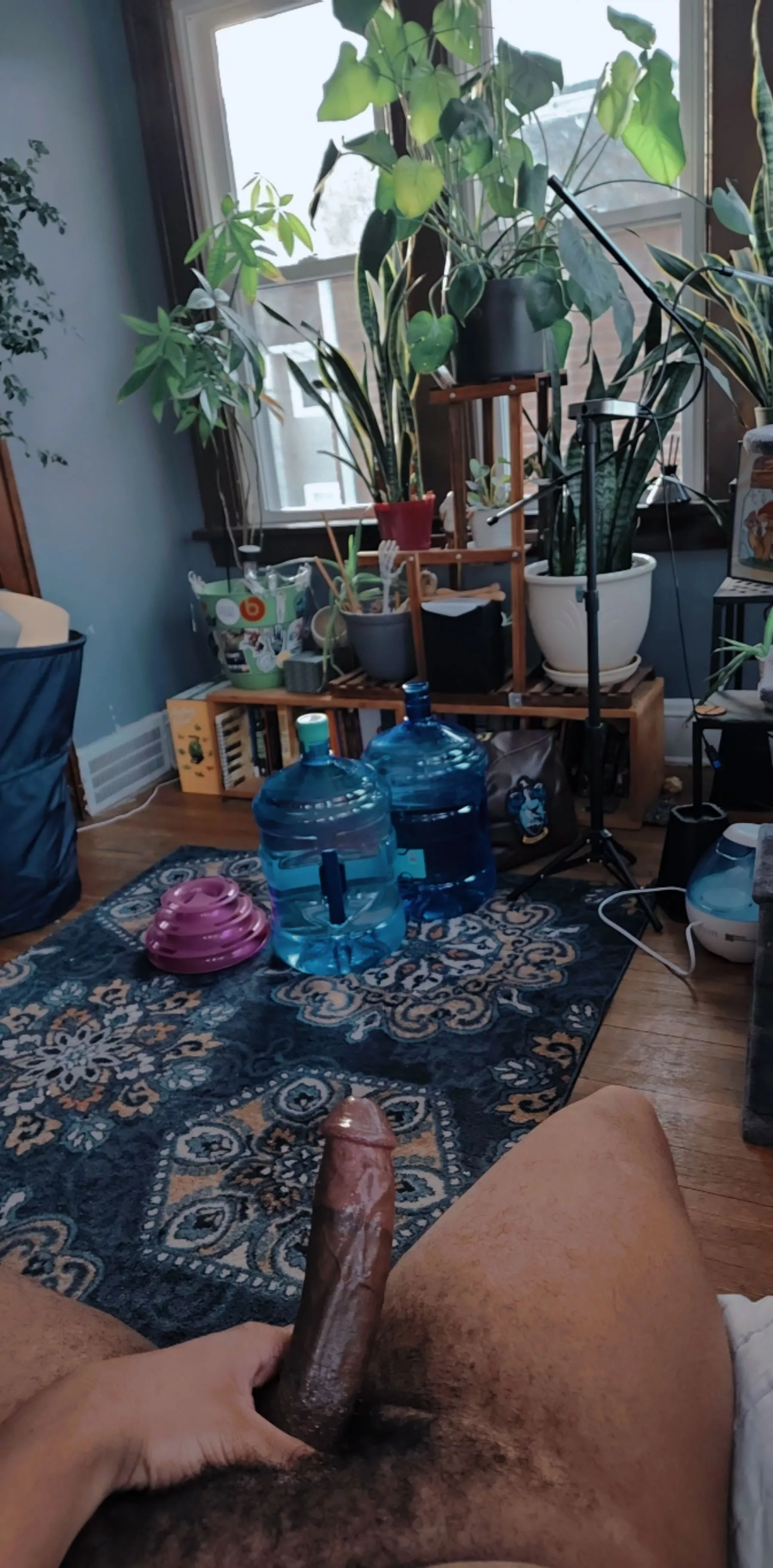 Come chill with me and my plants 😌