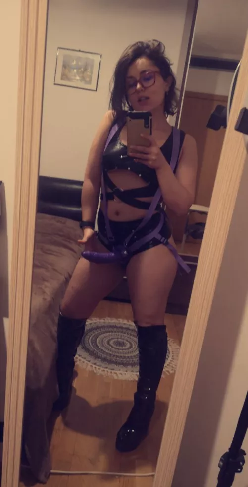 [domme] In your knees and start sucking >:) I might fuck your ass after