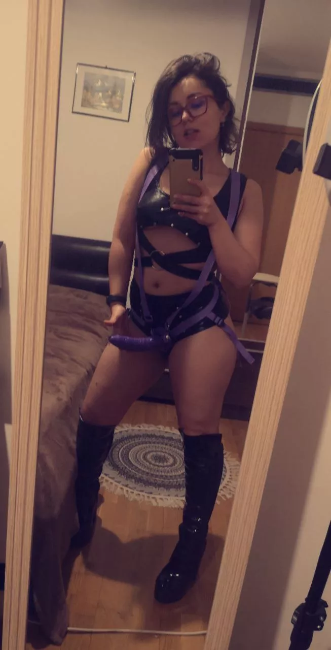 [domme] In your knees and start sucking >:) I might fuck your ass after