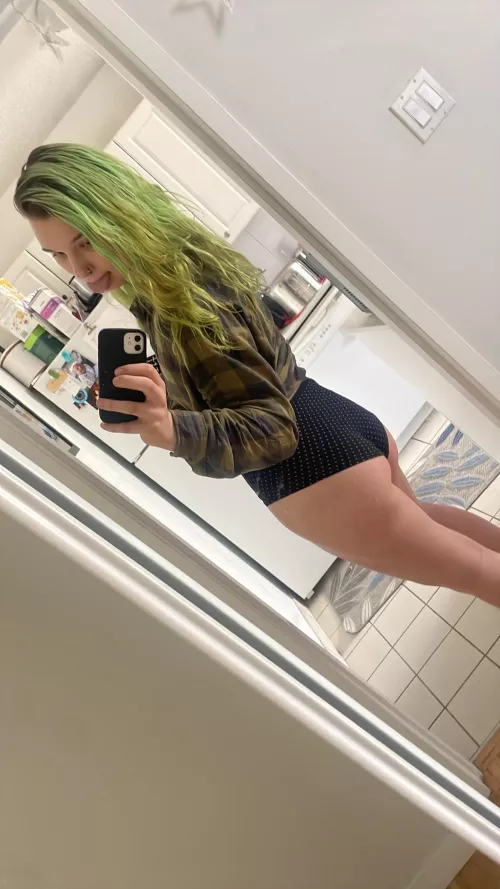 Estrogen blessed me with a fat ass and I intend to show this cake off 💚💚