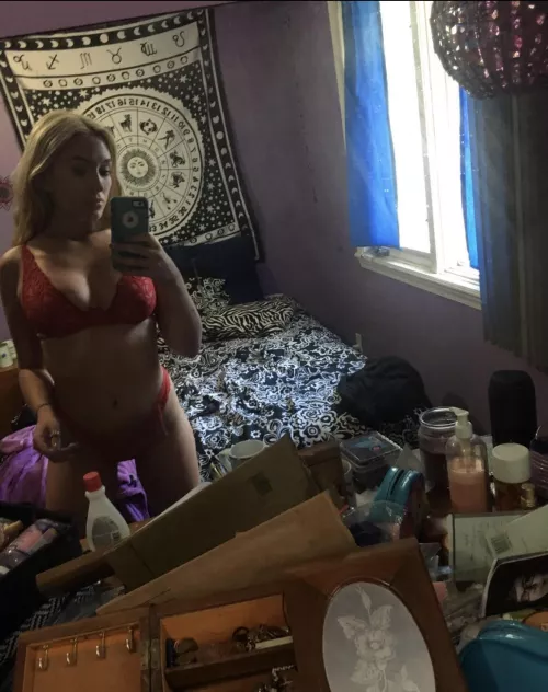 F18 ignore my messy room 🫣