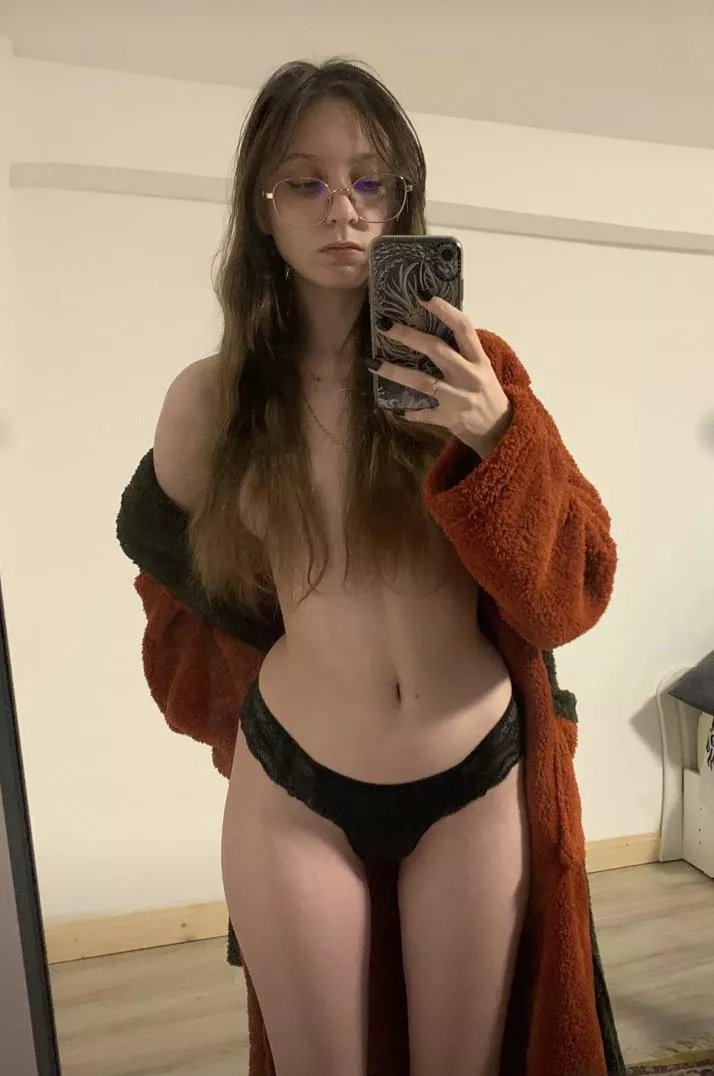 Hello , my name is Luna and i post spicy pics and vids on of