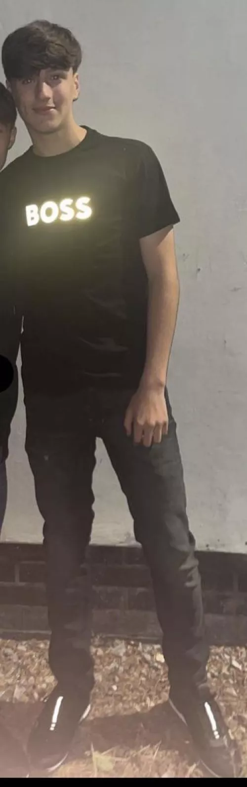 Hey there , I’m a newly turned 18 year old twink looking to experience a strict dom for the first time.