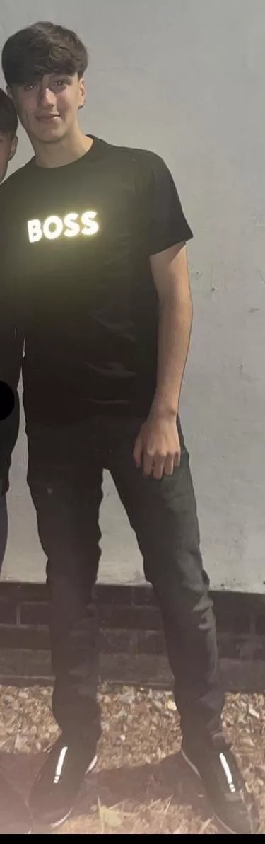 Hey there , I’m a newly turned 18 year old twink looking to experience a strict dom for the first time.