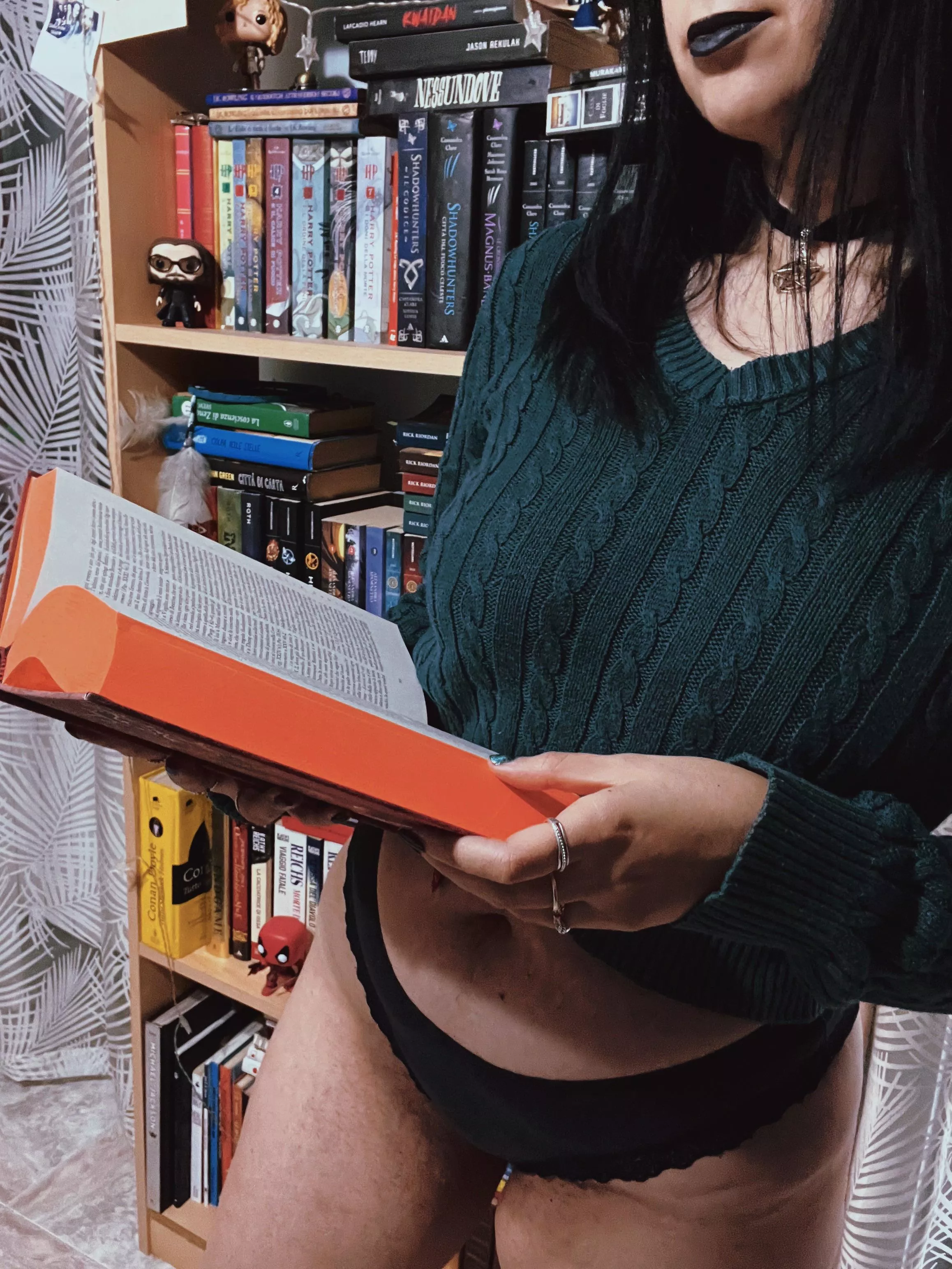 I love books and you?🖤