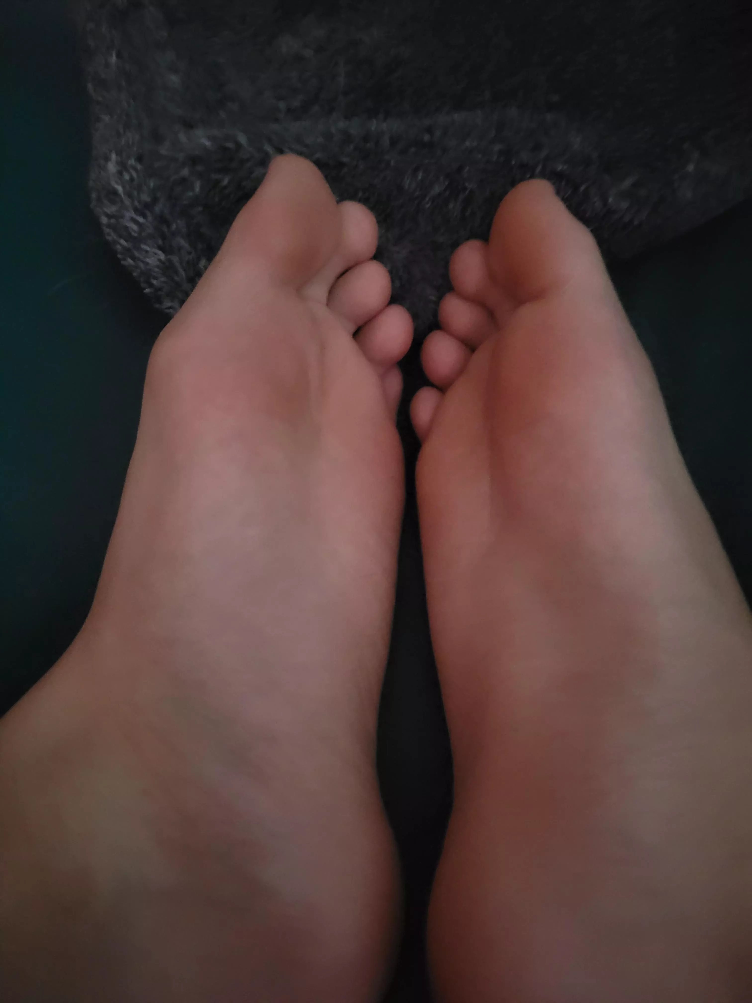 I wanna sniff and lick some feet so badly, I'm in Arizona
