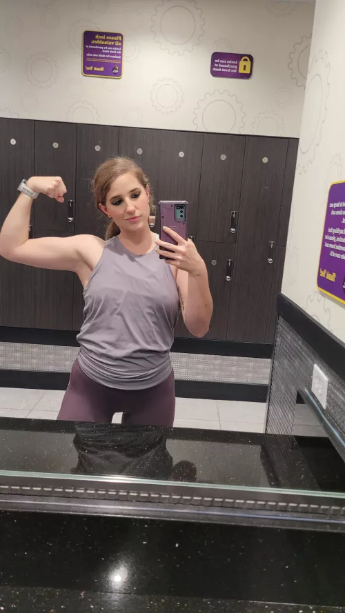 I want to wrestle, winner gets a naughty surprise 😉