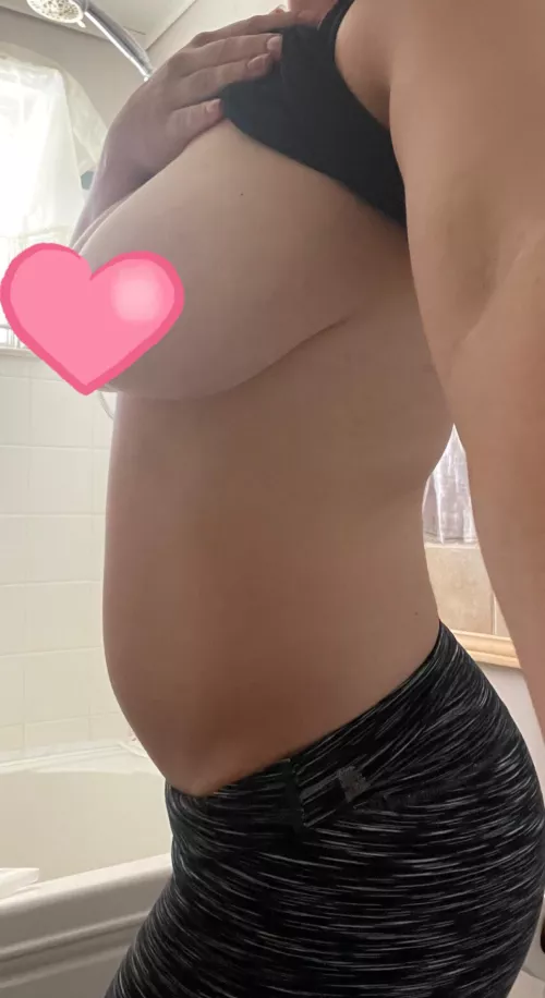 I’m pregnant again! Only about 7 weeks 😛 here’s my little bump