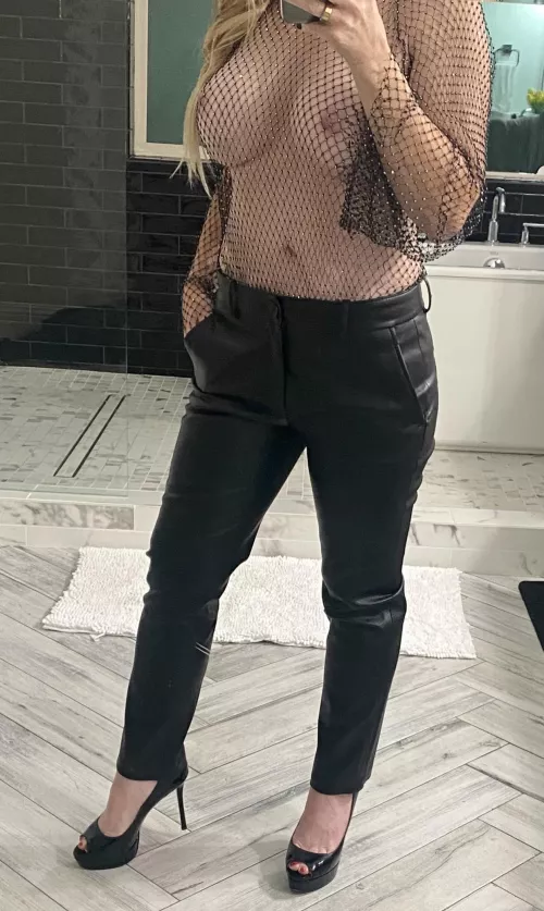 Leather, mesh and heels 👠 was a good way to start off my night