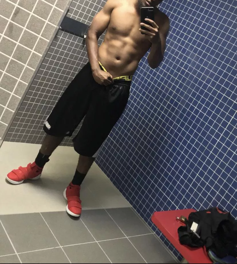 [M] I love watching the soccer moms workout I wish I could eat their pussy in the gym