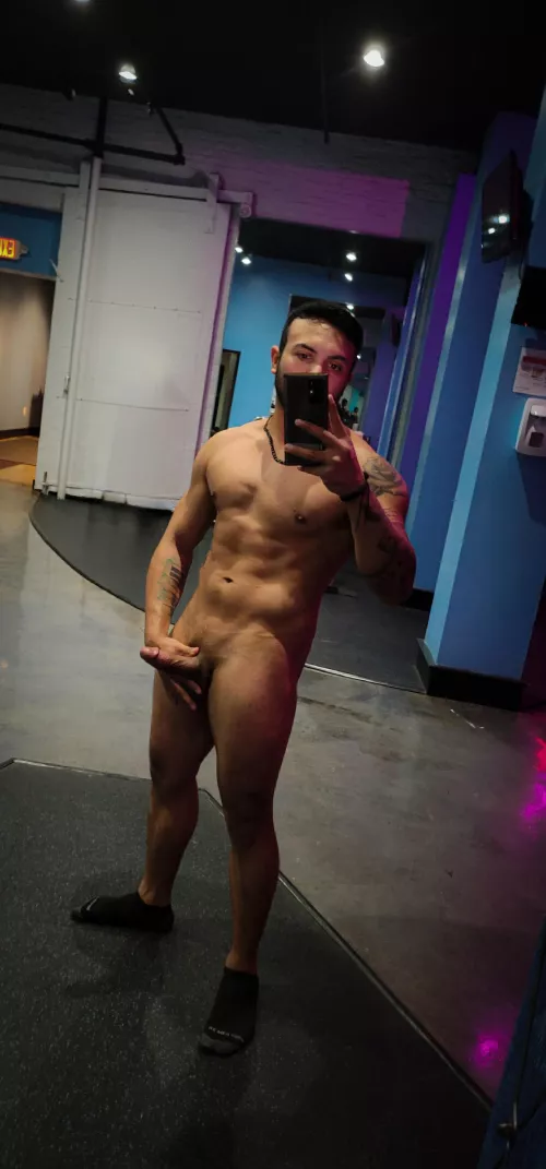 Mirror+Good Lighting=Nude Pics