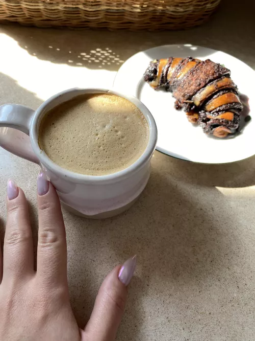Morning view 💅🏻☕️🥐