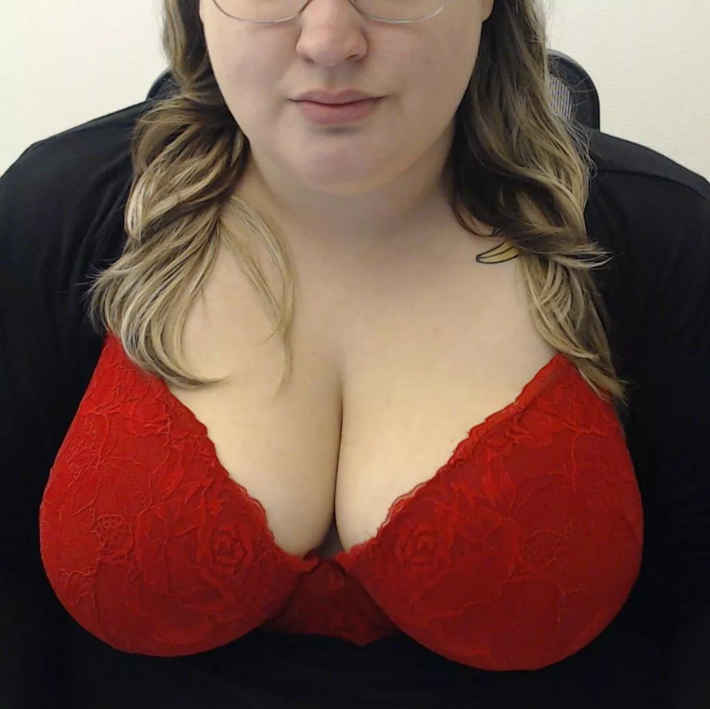 Now, this is one hell of a bra! 💋