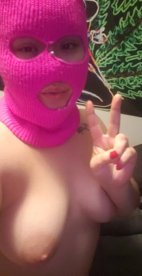 Ready to cuddle and get fucked 🙄 add my snapchat dthehost