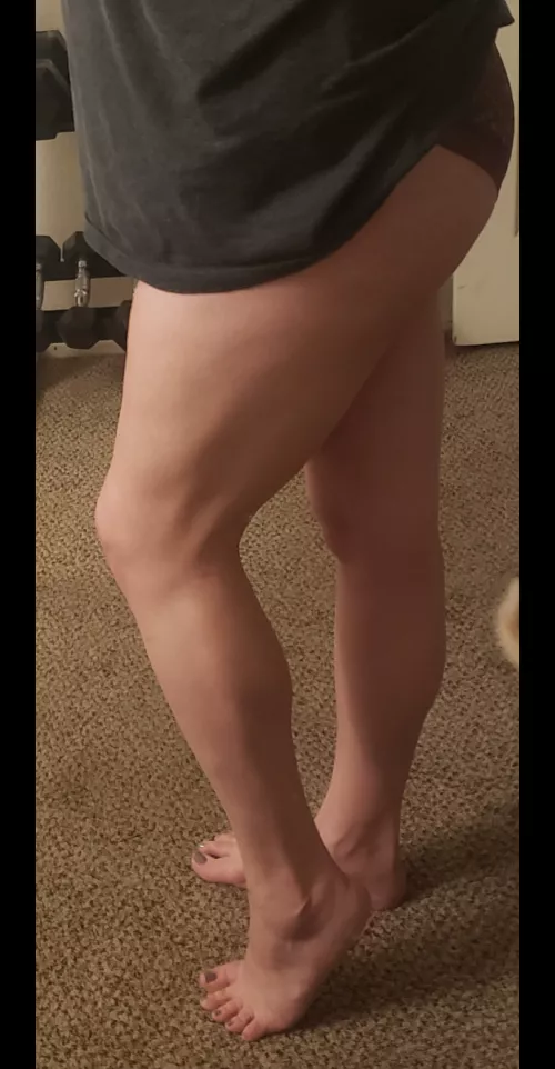 thick legs and cute ass feet 🤭