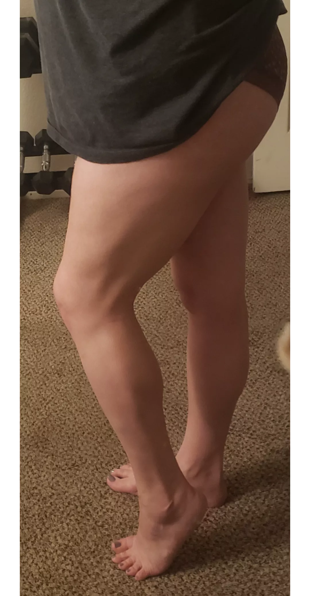 thick legs and cute ass feet 🤭
