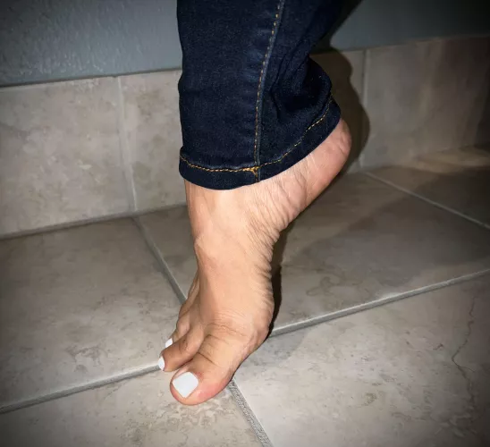 Tip toeing with jeans on 😊 Do you like that?? 😏