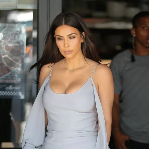 WANNA CUM ON MOMMY KIM'S BOOBS🌹