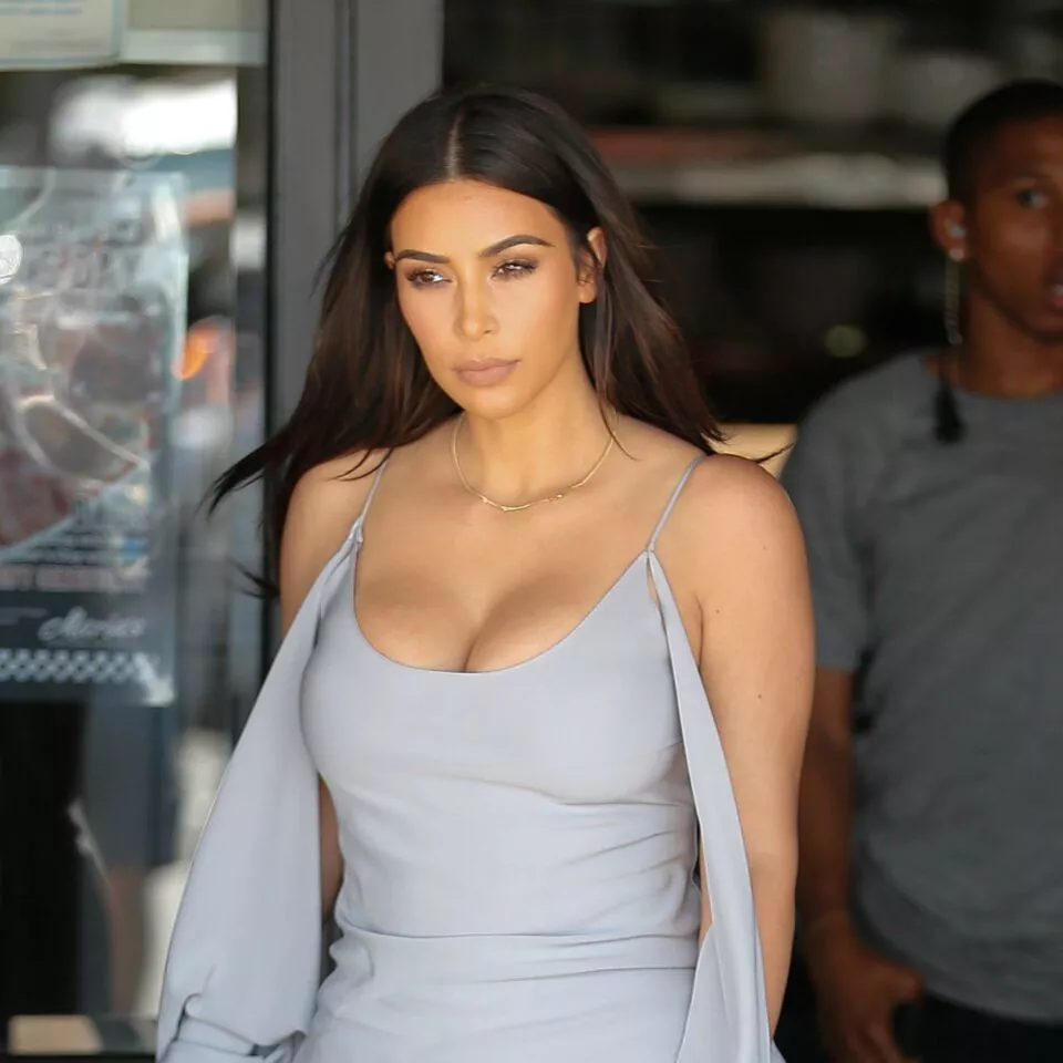 WANNA CUM ON MOMMY KIM'S BOOBS🌹