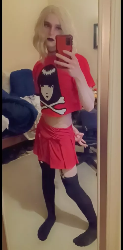 Your average Hot Topic employee 💜