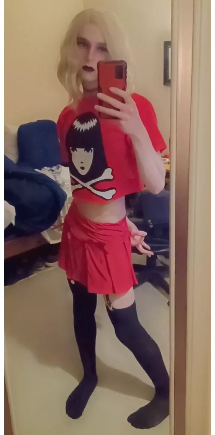 Your average Hot Topic employee 💜