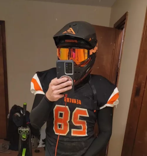 20 m usa. jerking in football gear. also have lax and other gear. hmu. be 18-25 dm Me for snap with asl