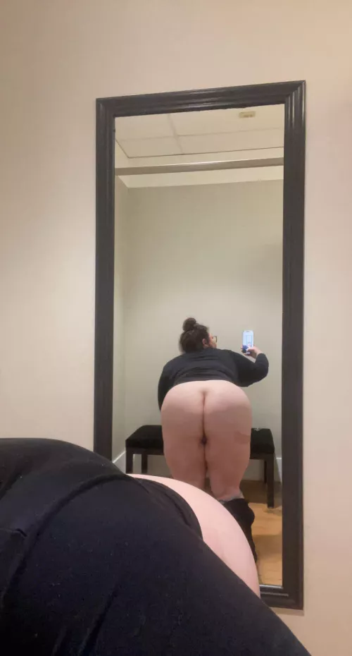A girl can wish to be fucked in the fitting room 😩